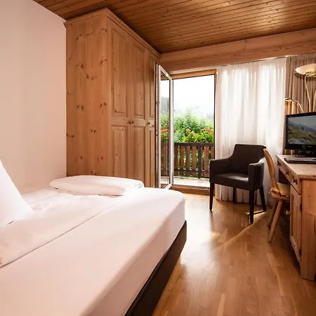 Hotel Bellaval Scuol Esterno foto